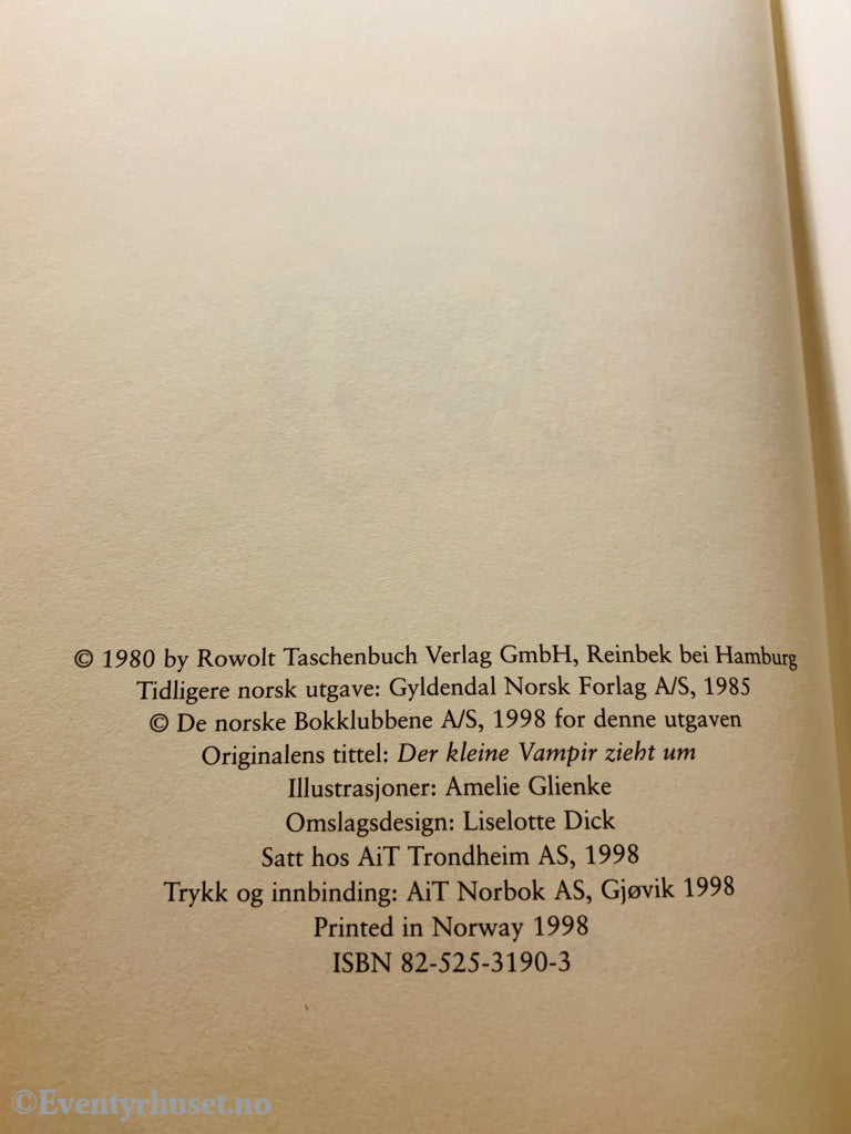 Angela Sommer-Bodenburg. 1980/98. Den Vesle Vampyren. Flytter. Fortelling