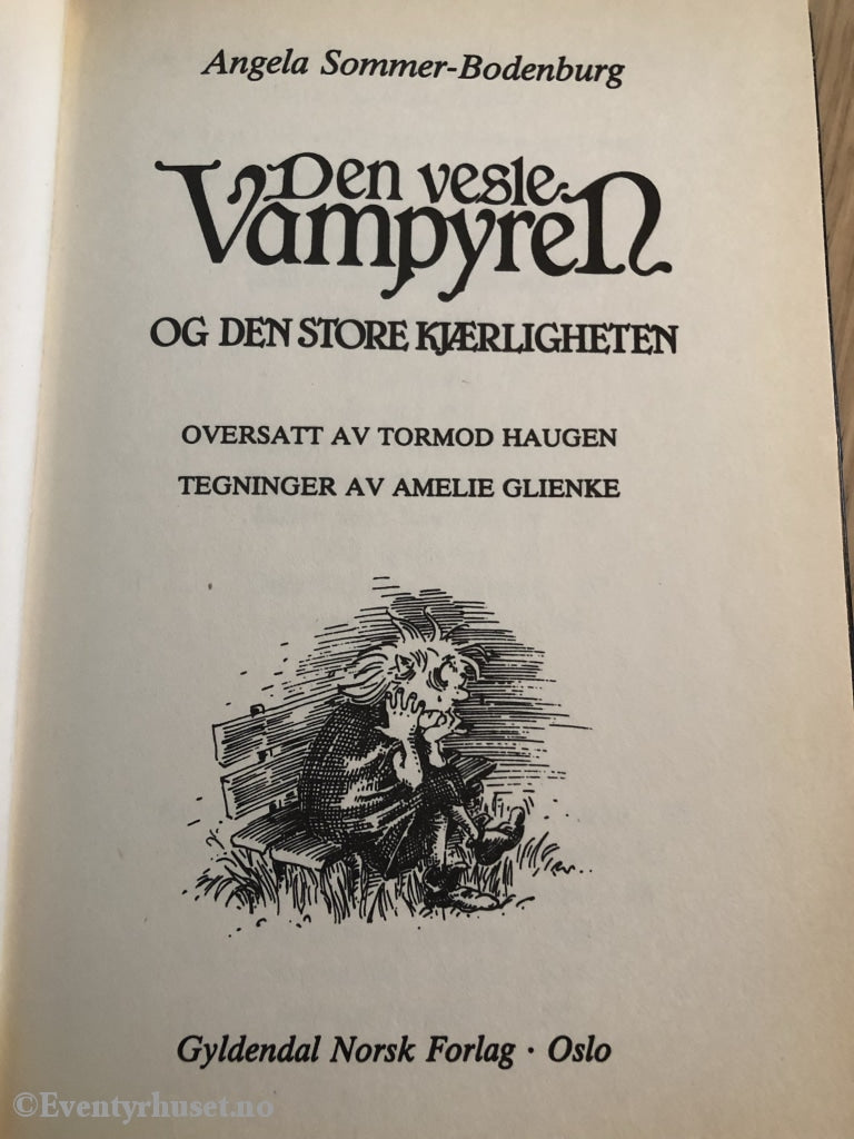 Angela Sommer-Bodenburg. 1990 (1987). Den Vesle Vampyren Og Den Store Kjærligheten. Fortelling