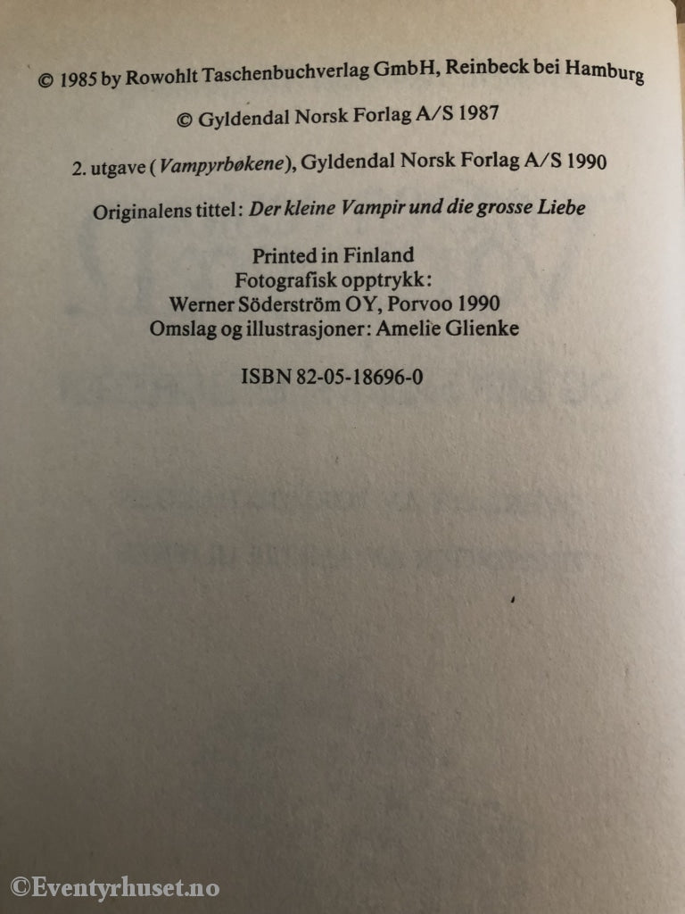 Angela Sommer-Bodenburg. 1990 (1987). Den Vesle Vampyren Og Den Store Kjærligheten. Fortelling
