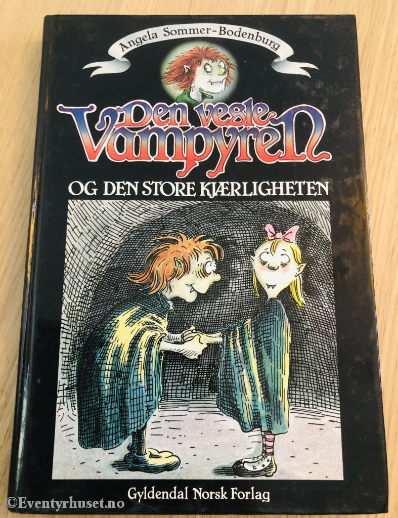 Angela Sommer-Bodenburg. 1990 (1987). Den Vesle Vampyren Og Den Store Kjærligheten. Fortelling