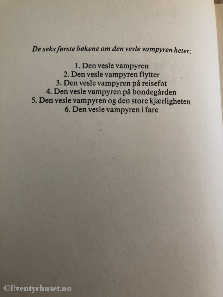 Angela Sommer-Bodenburg. 1990 (1987). Den Vesle Vampyren Og Den Store Kjærligheten. Fortelling