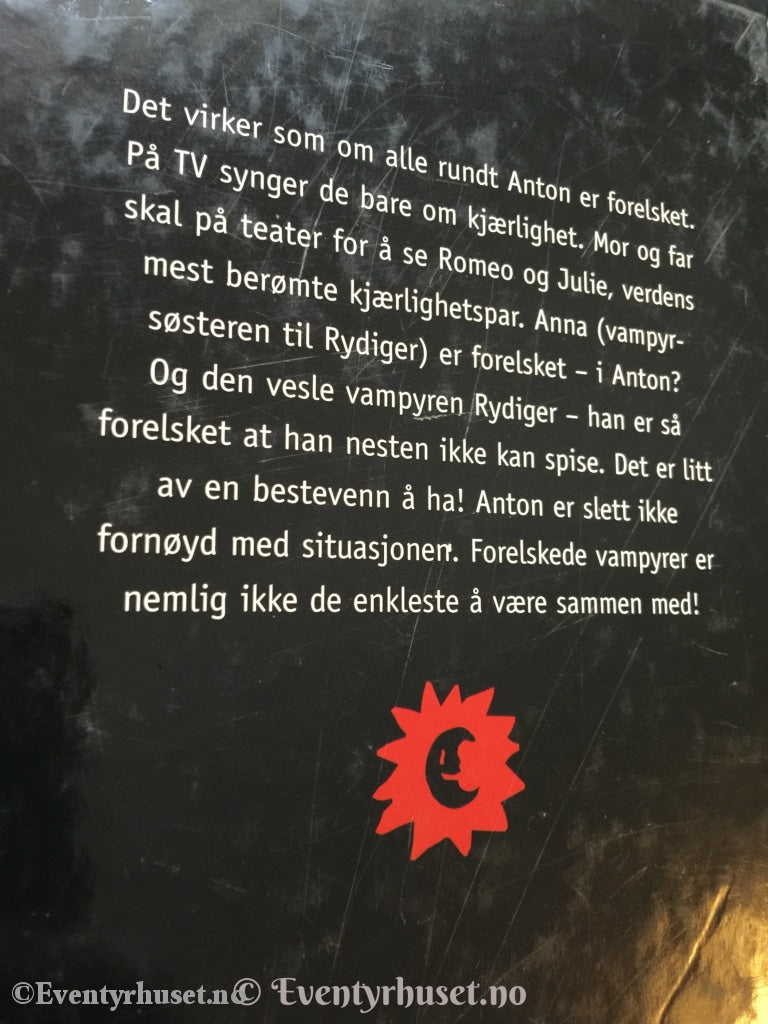 Angela Sommer-Bodenburg. 2001 (1987). Den Vesle Vampyren Og Den Store Kjærligheten. Fortelling