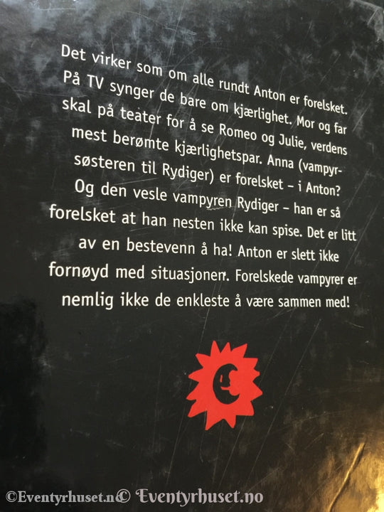 Angela Sommer-Bodenburg. 2001 (1987). Den Vesle Vampyren Og Den Store Kjærligheten. Fortelling