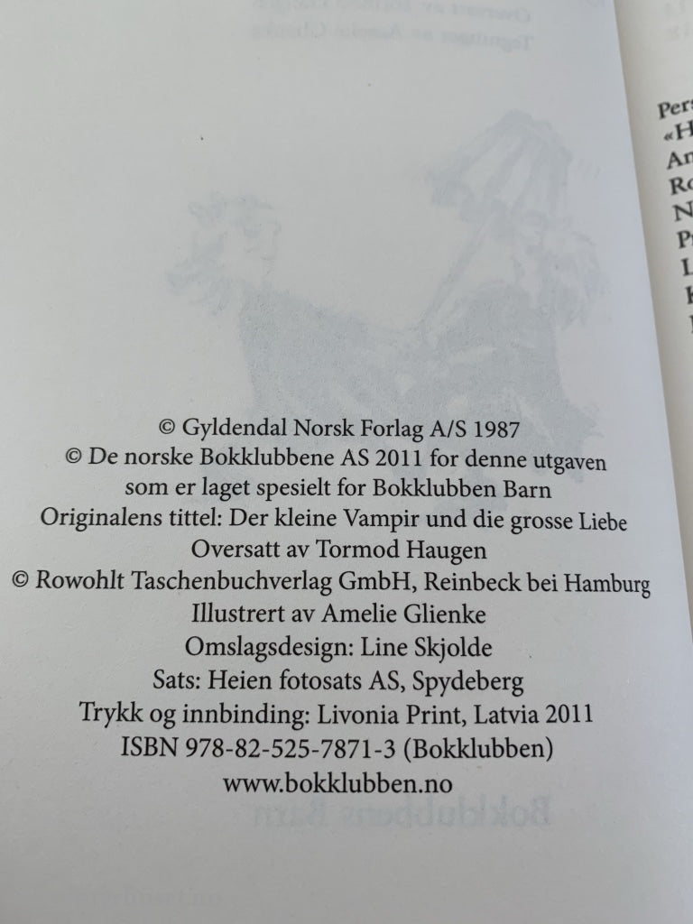 Angela Sommer-Bodenburg. 2011 (1987). Den Vesle Vampyren Og Den Store Kjærligheten. Fortelling