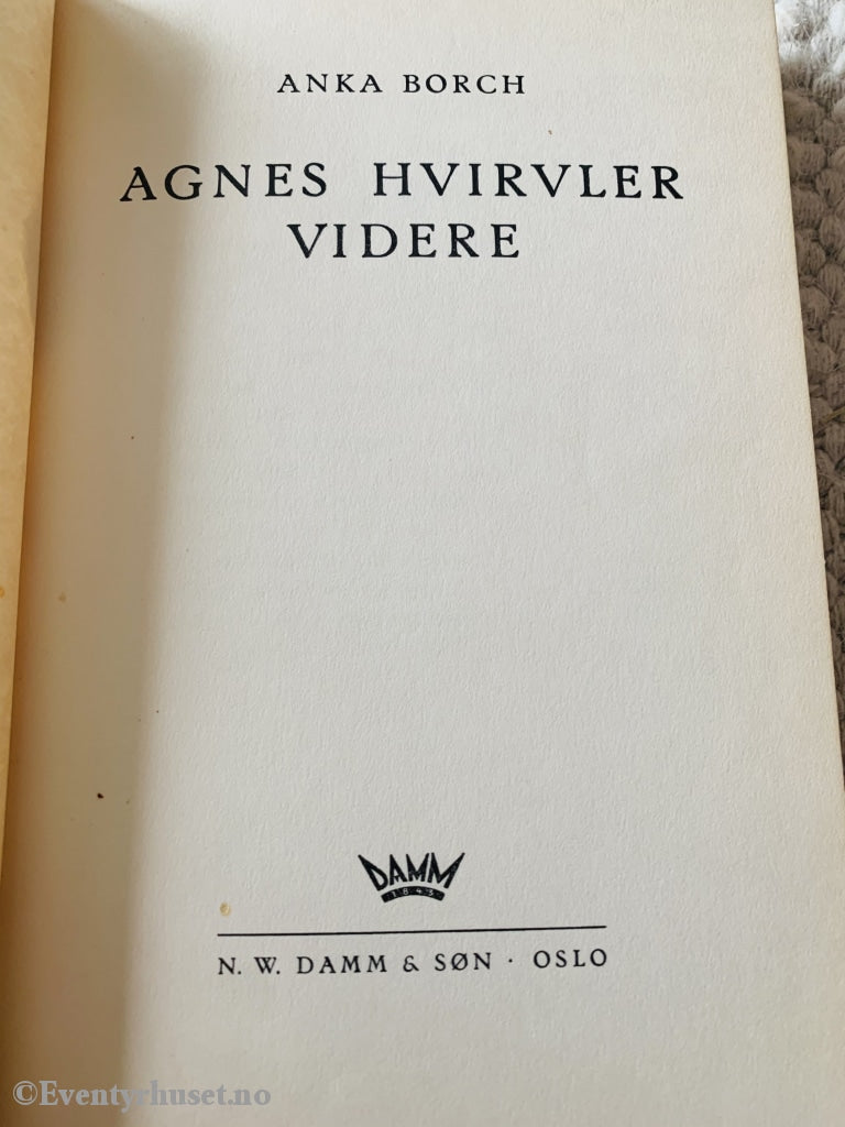 Anka Borch. 1949. Agnes Hvirvler Videre. Fortelling
