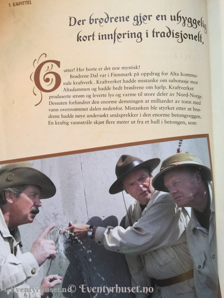 Brødrene Dal. 2005. Jakten På Karl Xiis Gamasjer. Fortelling