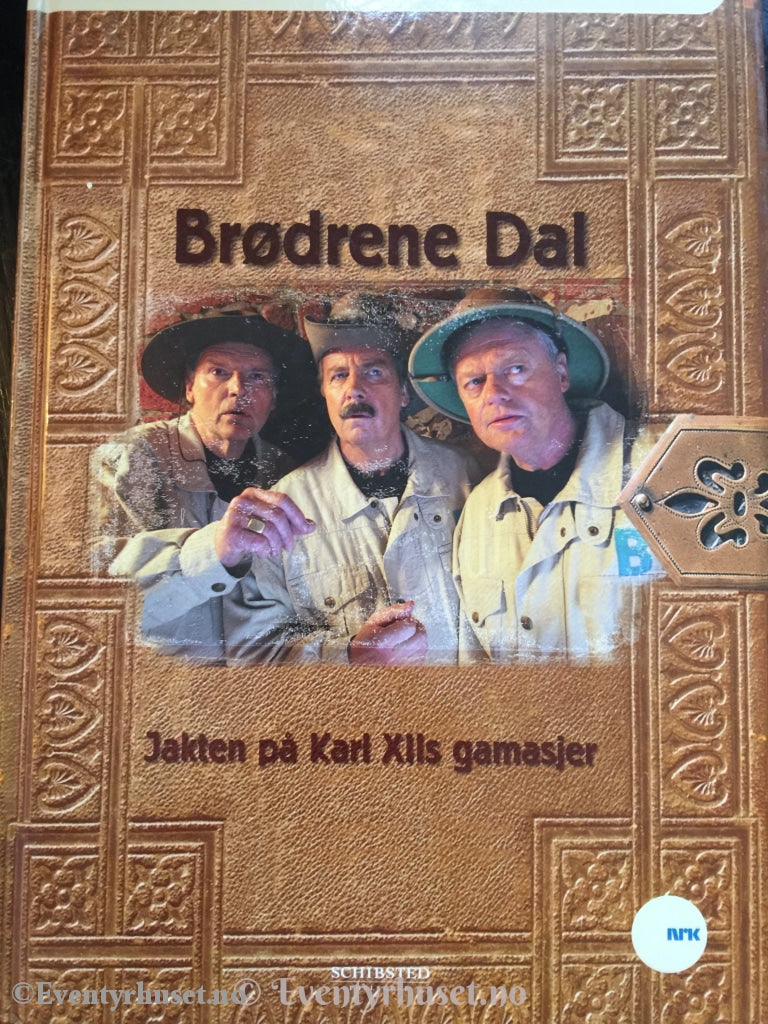 Brødrene Dal. 2005. Jakten På Karl Xiis Gamasjer. Fortelling