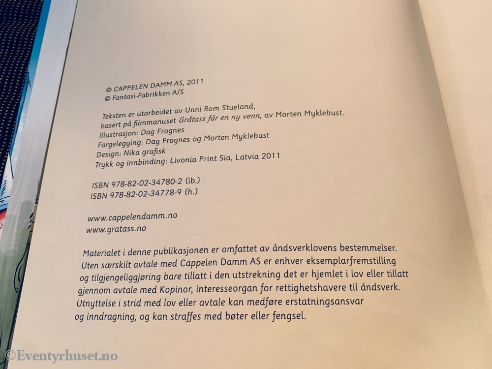 Den lille traktoren Gråtass får en ny venn. Barnebok.