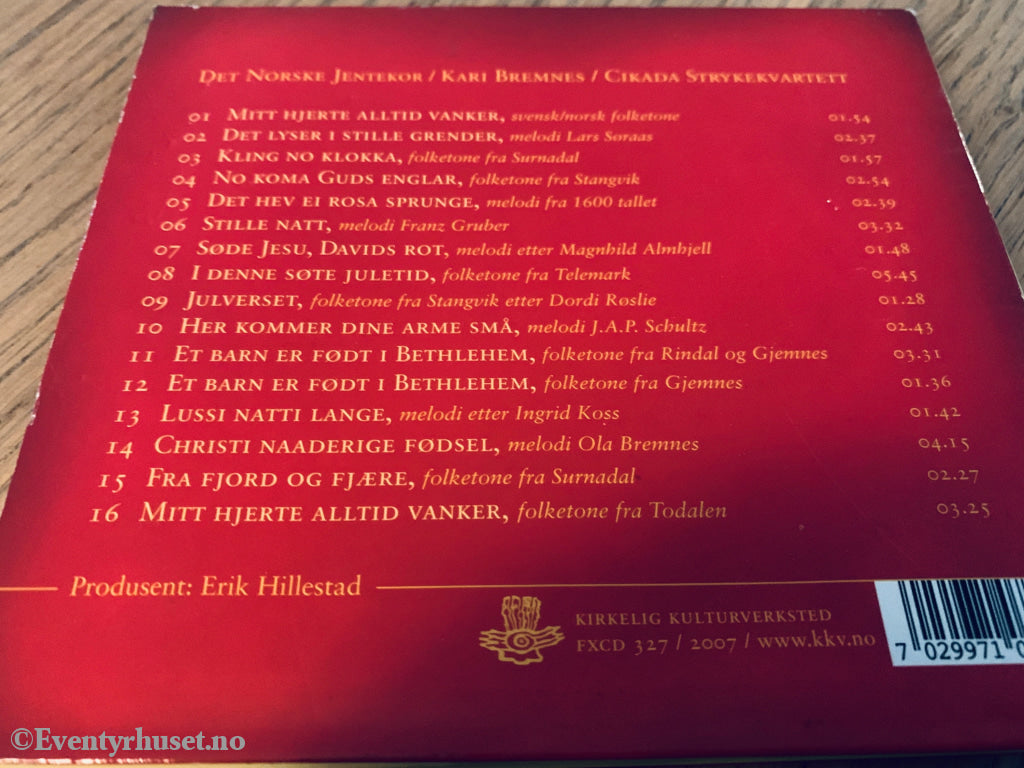 Det Norske Jentekor. 2010. Julens hjerte. CD.