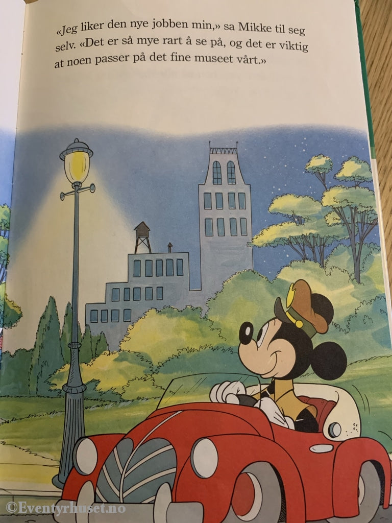 Disneys Kosebøker: Mikke Møter En Dinosaur. Fortelling