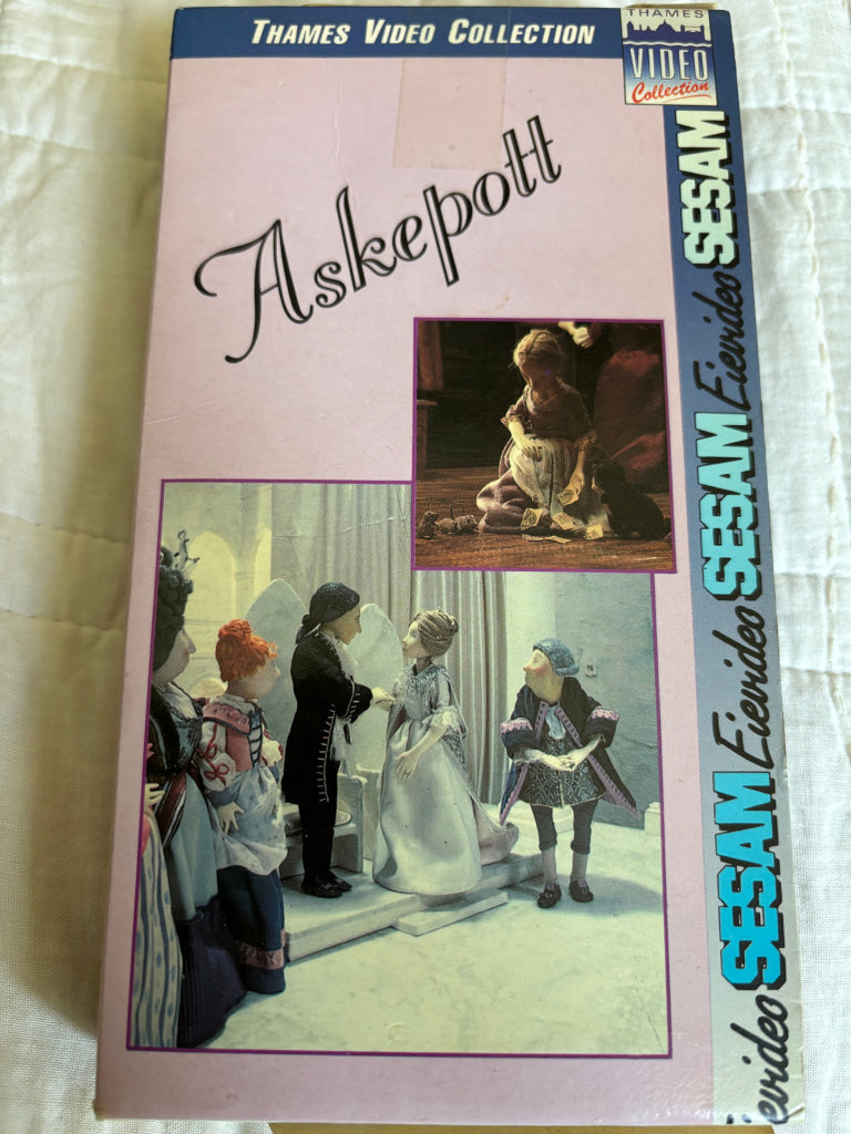 Download / Stream: Askepott. 1981. VHS SB Slipcase. Norwegian distribution. VHS