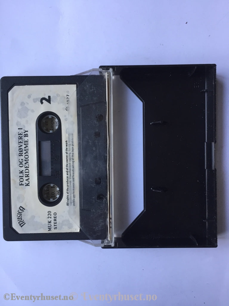 Folk Og Røvere I Kardemomme By Utdrag Viser Fra Thorbjørn Egners Komedie.kassettbok. Kassettbok