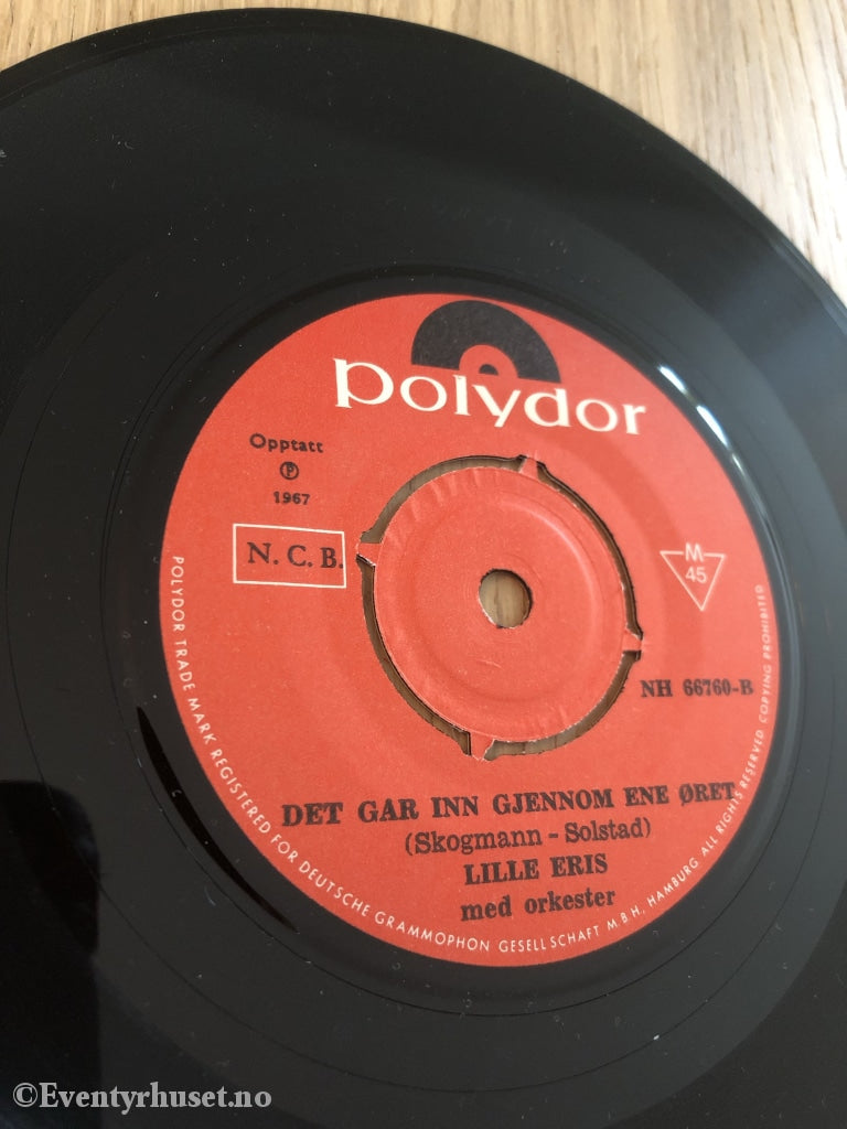 Jeg Vil Ha En Liten Hund / Det Går Inn Gjennom Ene Øret. Lille Eris Med Orkester. 1967. Ep-Singel.