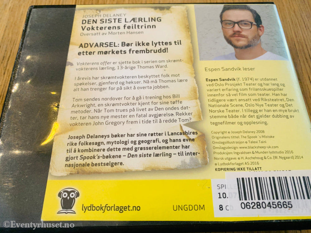 Joseph Delaney. Den siste lærling: Vokterens feiltrinn. 2010. Lydbok på CD.