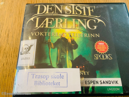 Joseph Delaney. Den siste lærling: Vokterens feiltrinn. 2010. Lydbok på CD.