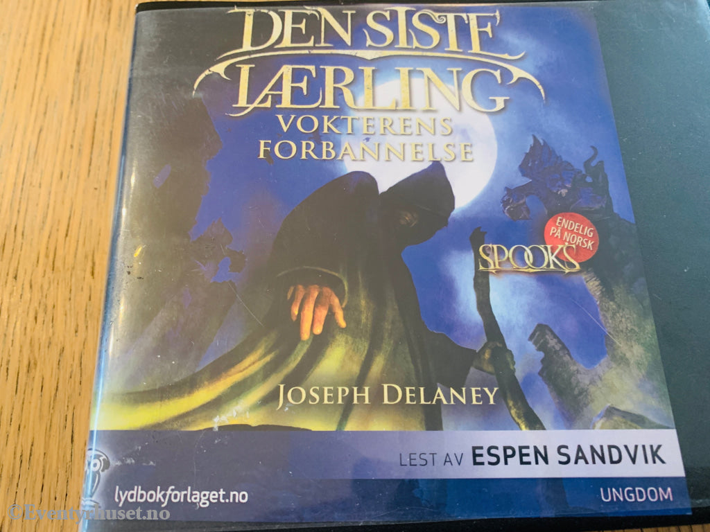 Joseph Delaney. Den siste lærling: Vokterens forbannelse. 2009. Lydbok på CD.