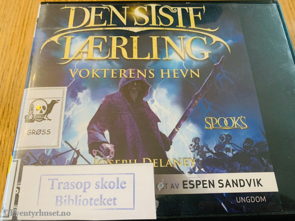 Joseph Delaney. Den siste lærling: Vokterens hevn. 2013. Lydbok på CD.