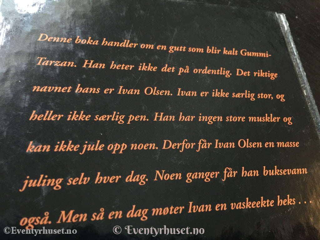 Ole Lund Kirkegaard. 2001 (1975). Gummi-Tarzan. Fortelling