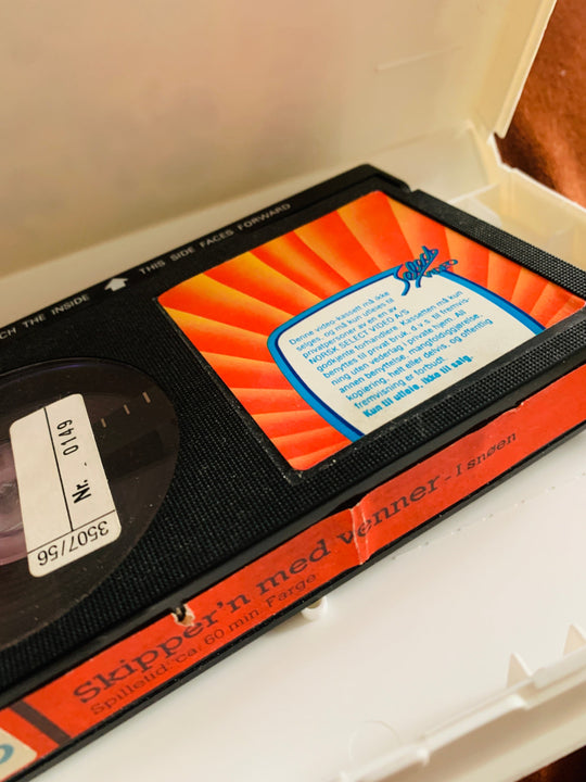 Skipper’n med venner i snøen. 1983. Beta. Beta