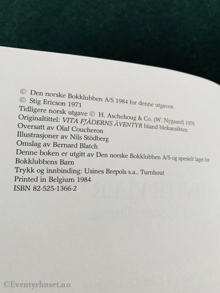 Stig Ericson. 1971/84. Hvite Fjær Blant Blekansiktene. Fortelling