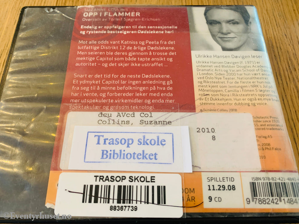 Suzanne Collins. Opp i flammer. 2009. Lydbok på CD.