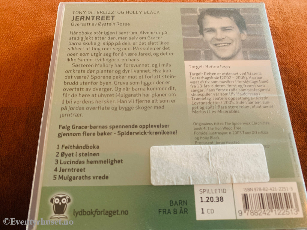 Tony DiTerlizzi og Holly Black. Spiderwick-krønikene: Jerntreet. 2004. Lydbok på CD.
