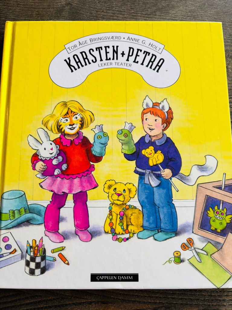 Tor Åge Bringsværd og Anne G. Holt – Karsten og Petra leker teater. Bok.