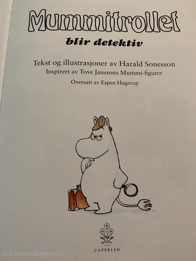 Tove Jansson. 2003. Mummitrollet Blir Detektiv. Fortelling