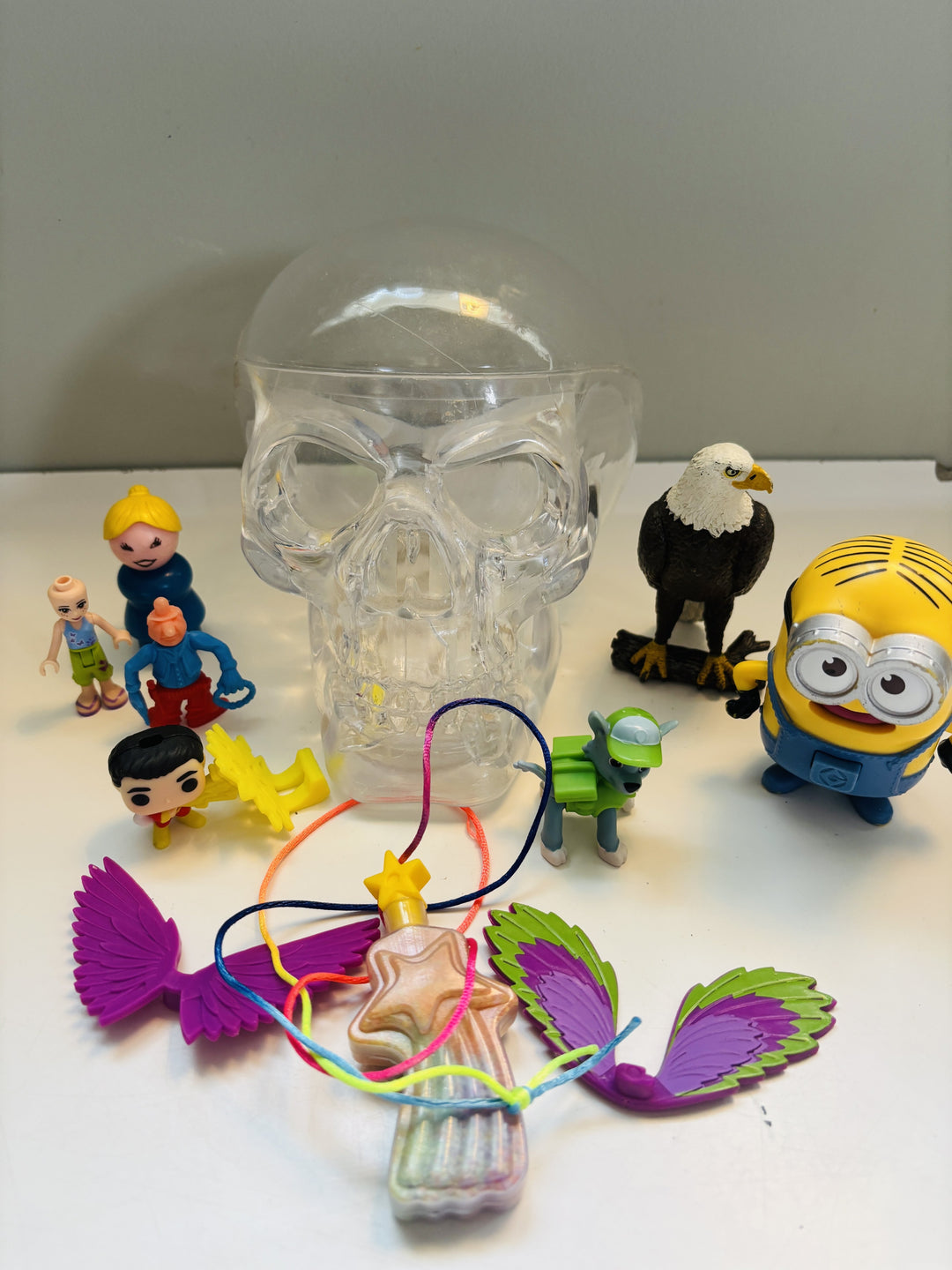 Blandet småleker og figurer og skjeletthode-beholder – lot