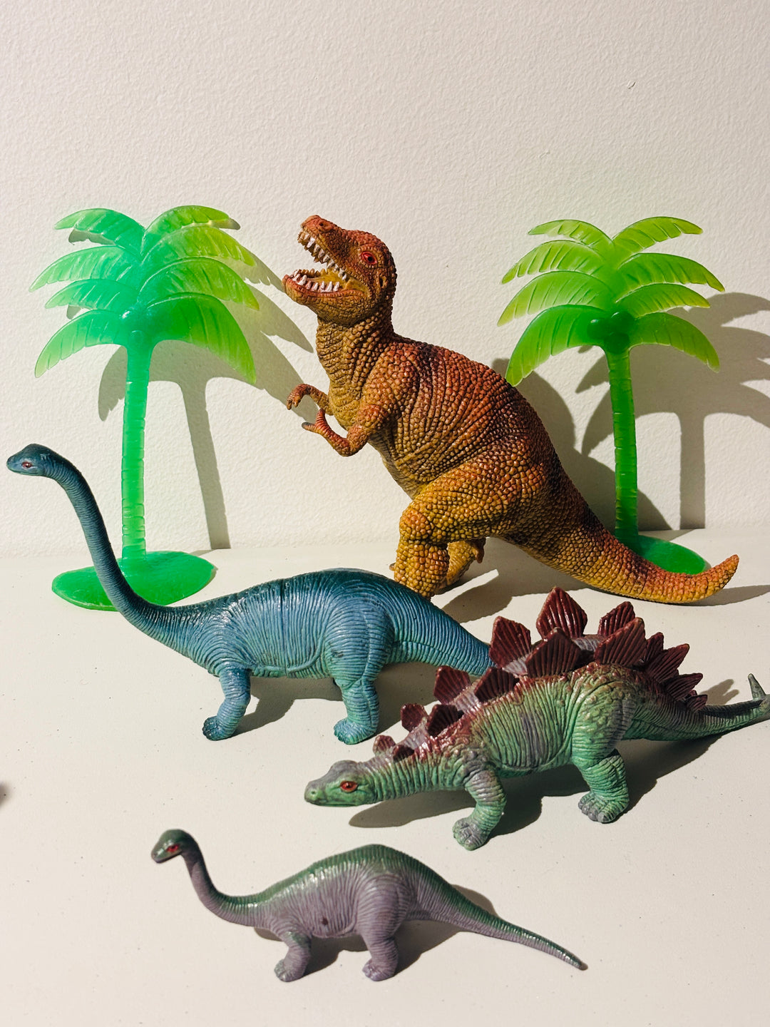 Dinosaurfigurer med palmer
