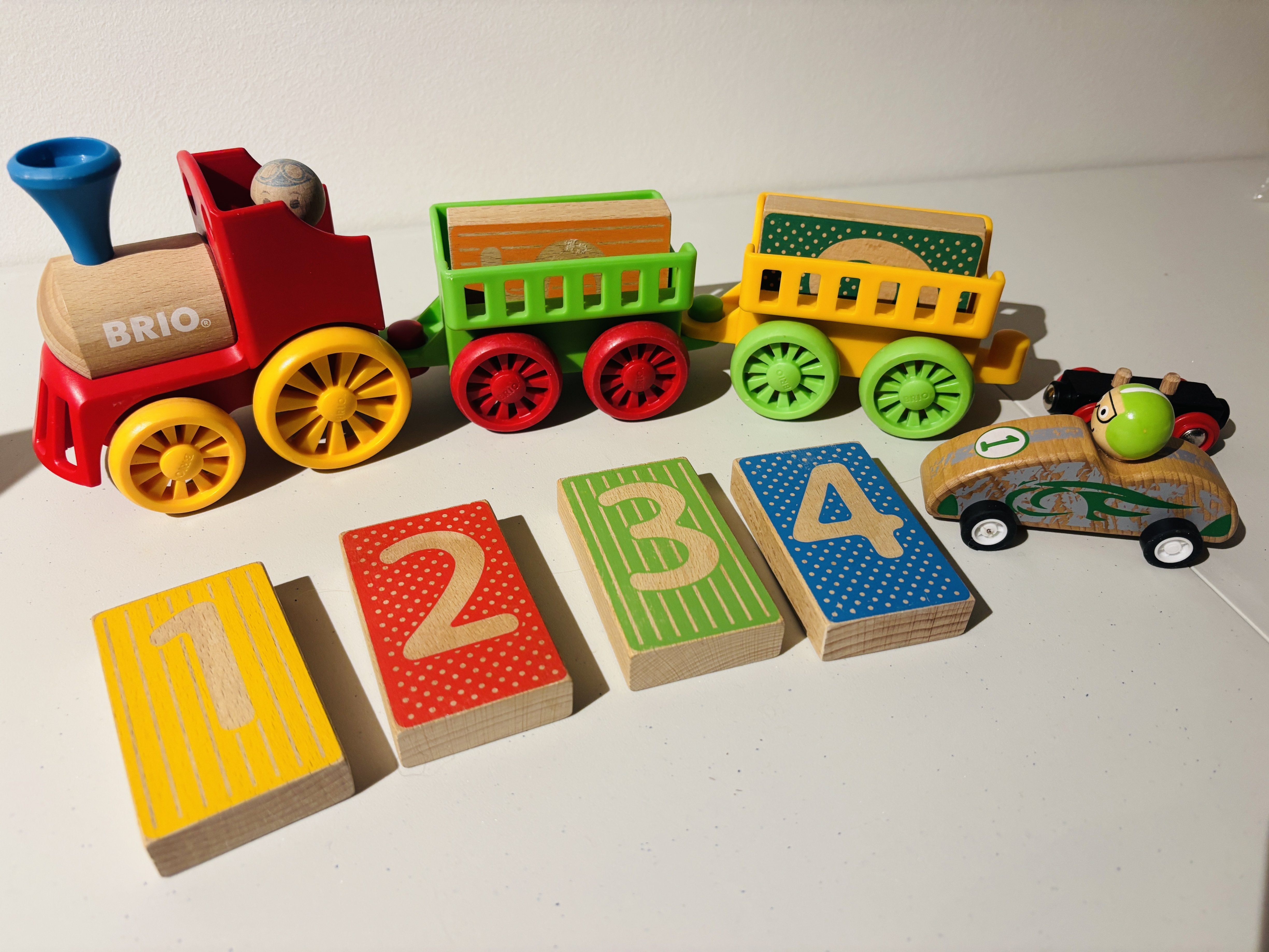 BRIO tog med vogner og klosser