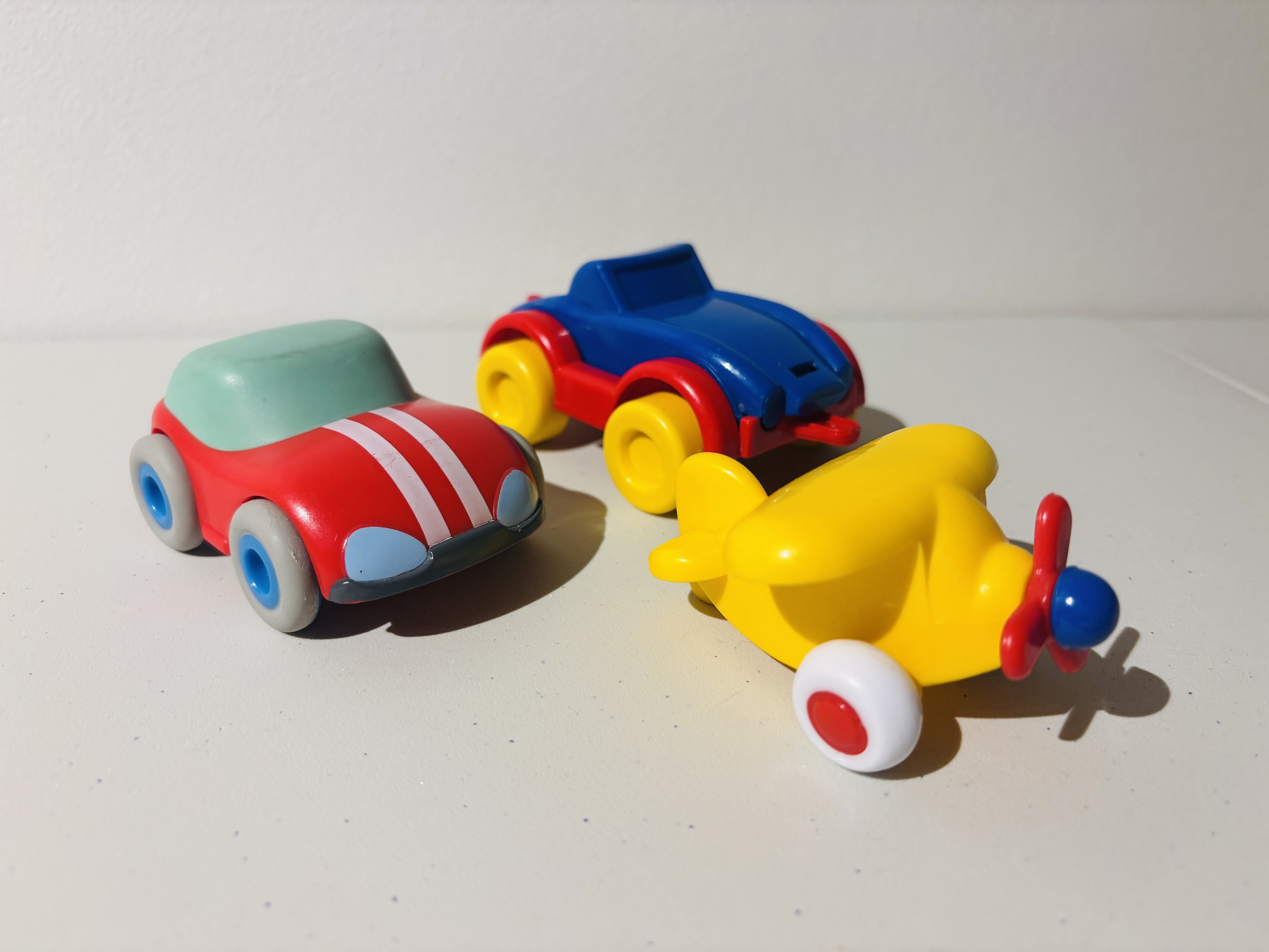 Småbarnsbiler og fly – plast