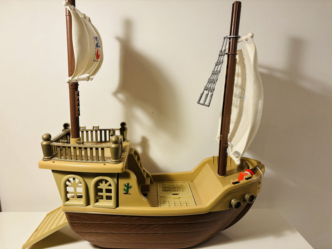 Piratlekeskip – plast lekeskip med seil