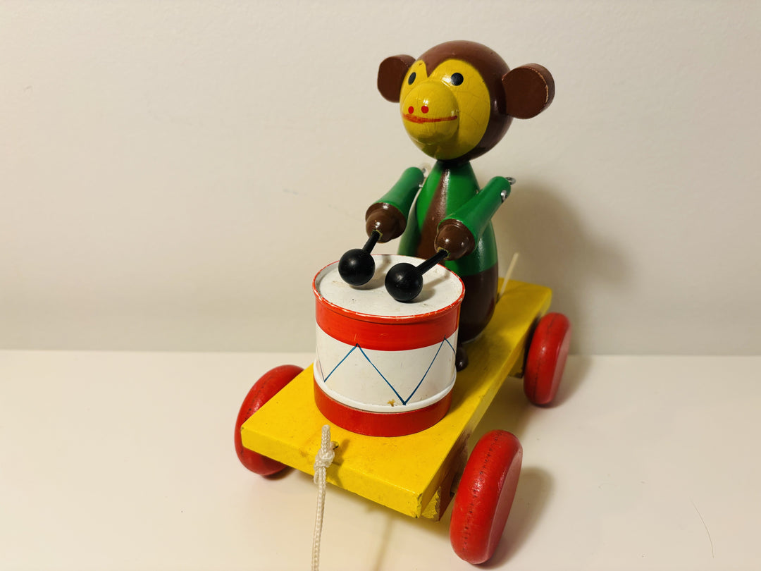 Trekkleke i tre – trommespillende ape
