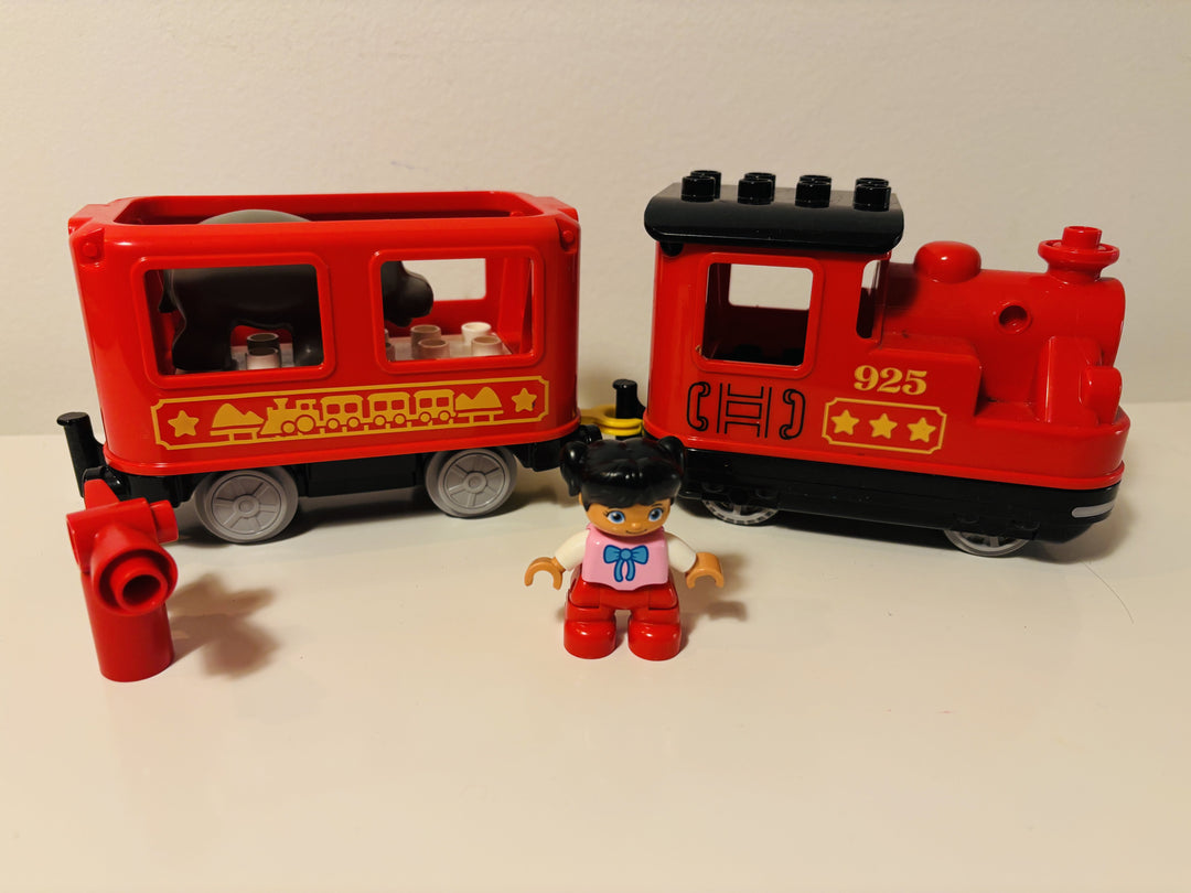 Duplo tog med passasjervogn og figur