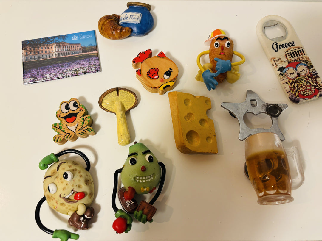 Lot med kjøleskapsmagneter og souvenirer