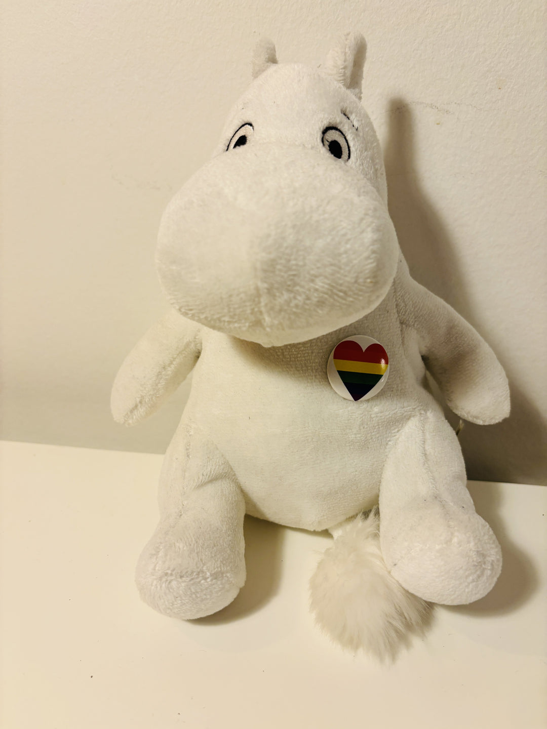 Mummi kosedyr med Pride-hjerte