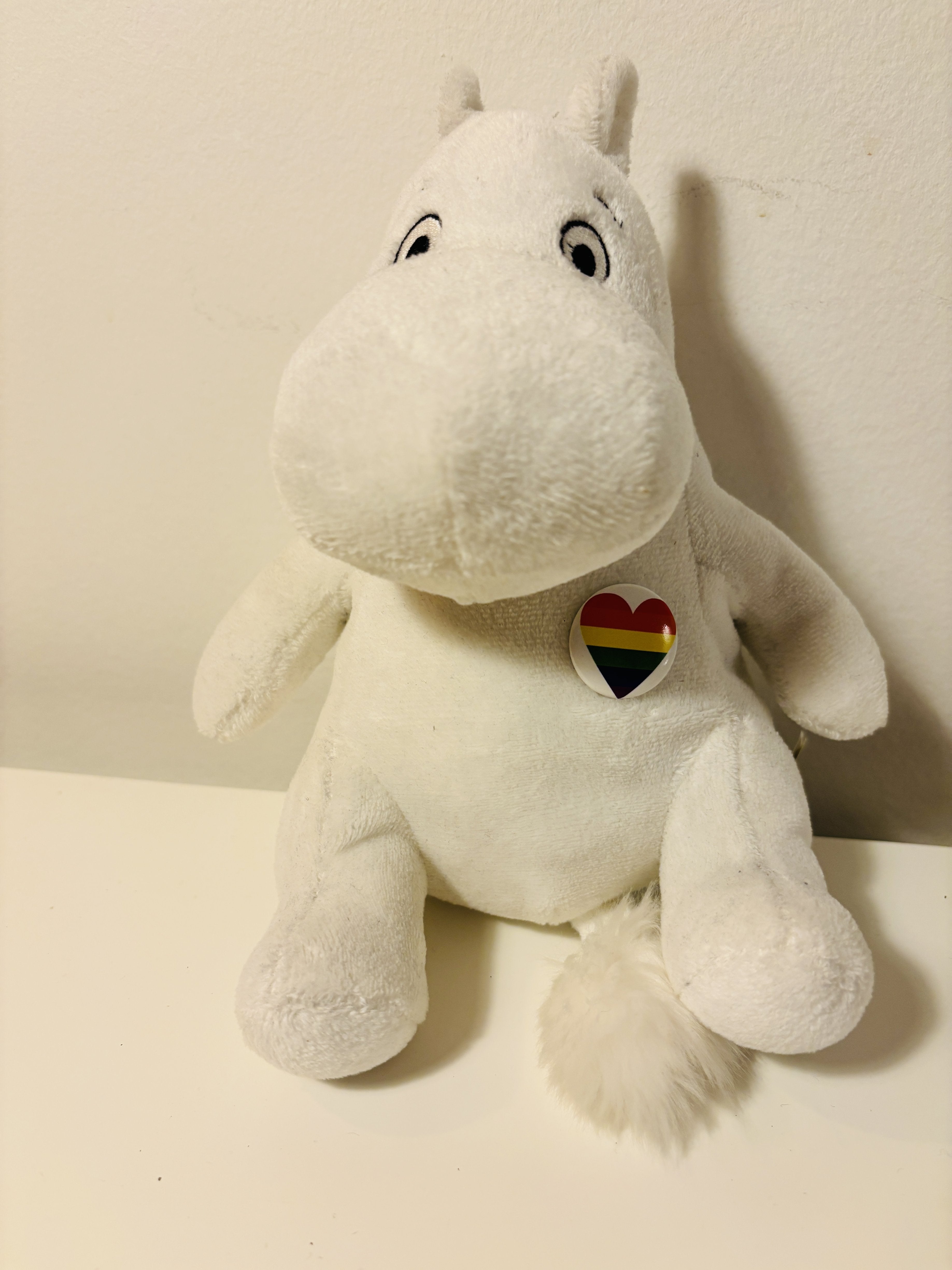 Mummi kosedyr med Pride-hjerte