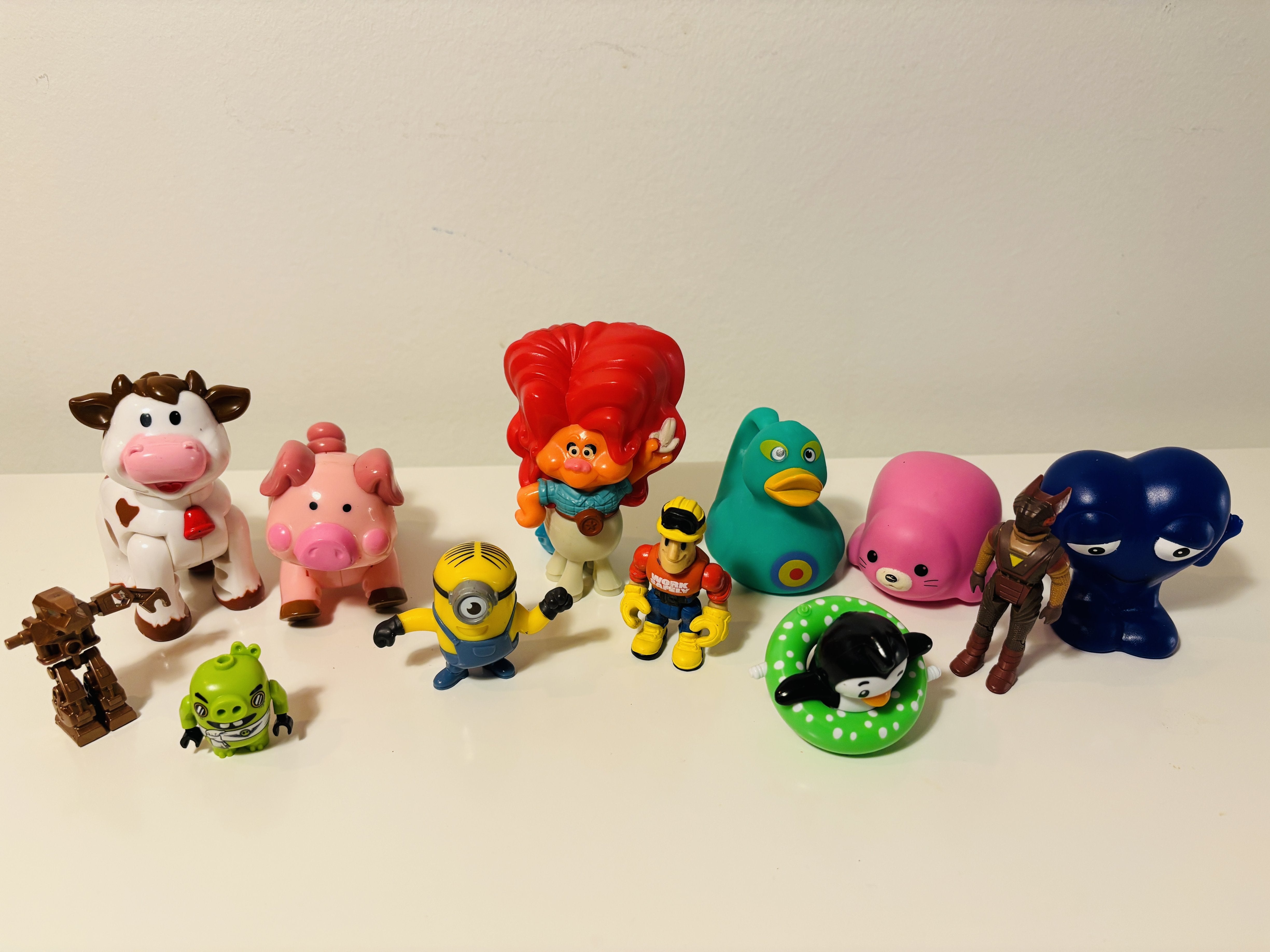 Lot med små lekefigurer og samlefigurer