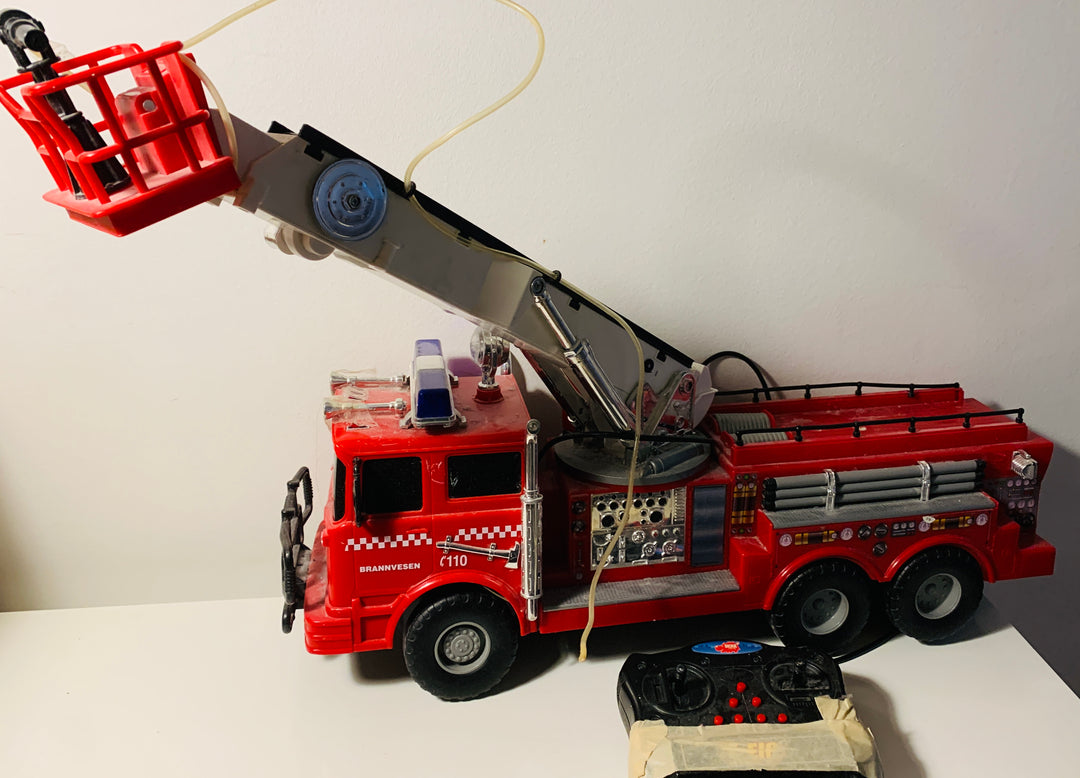 Fjernstyrt brannbil med lift