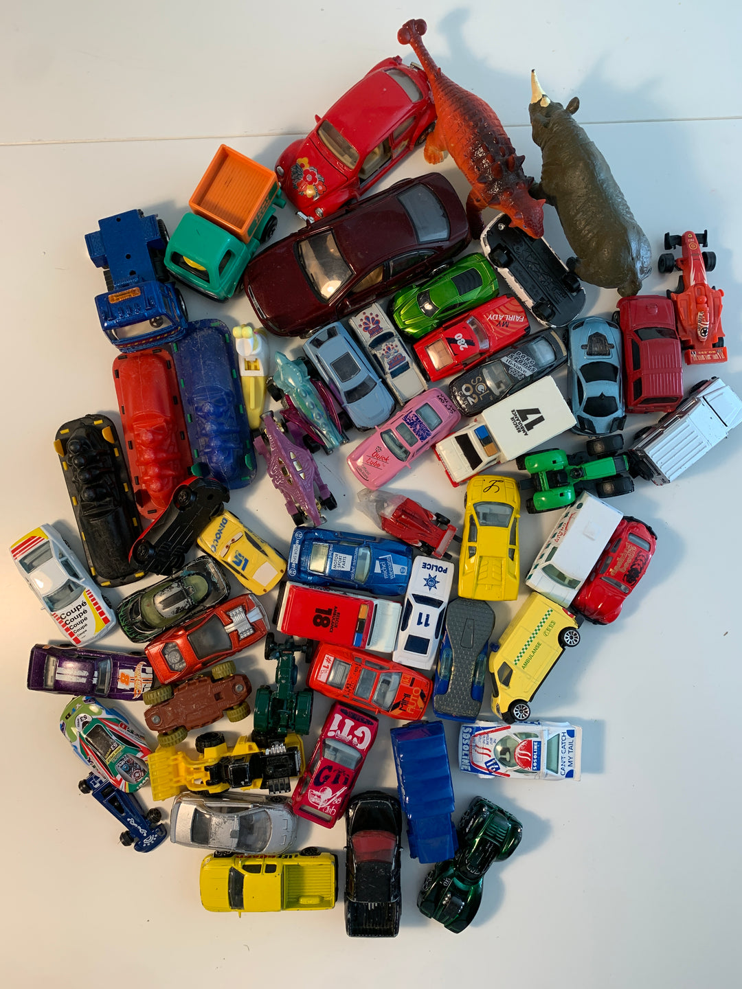Stor samling lekebiler og figurer