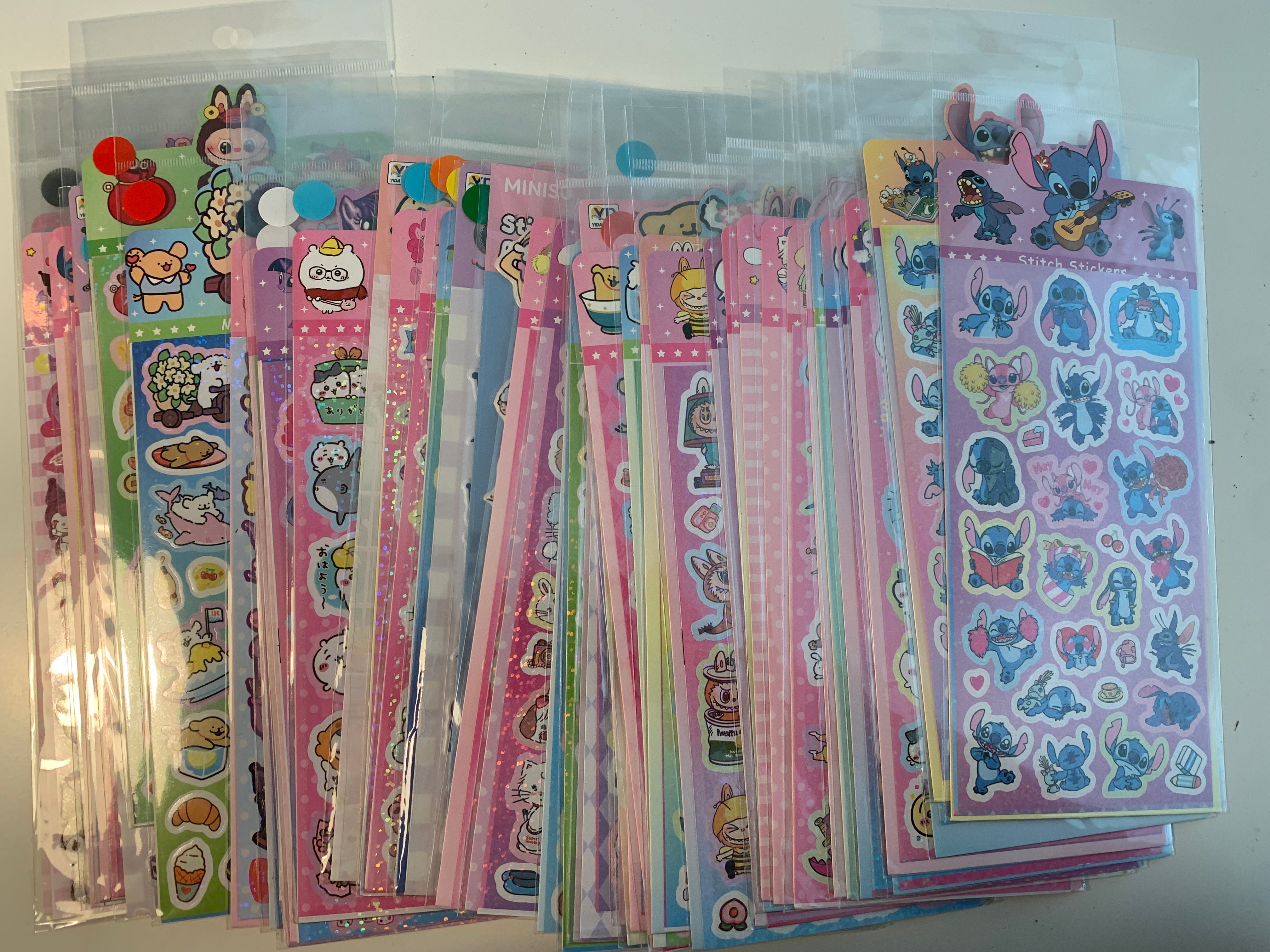 Stor samling klistremerker (Stitch, Miniso, m.m.)