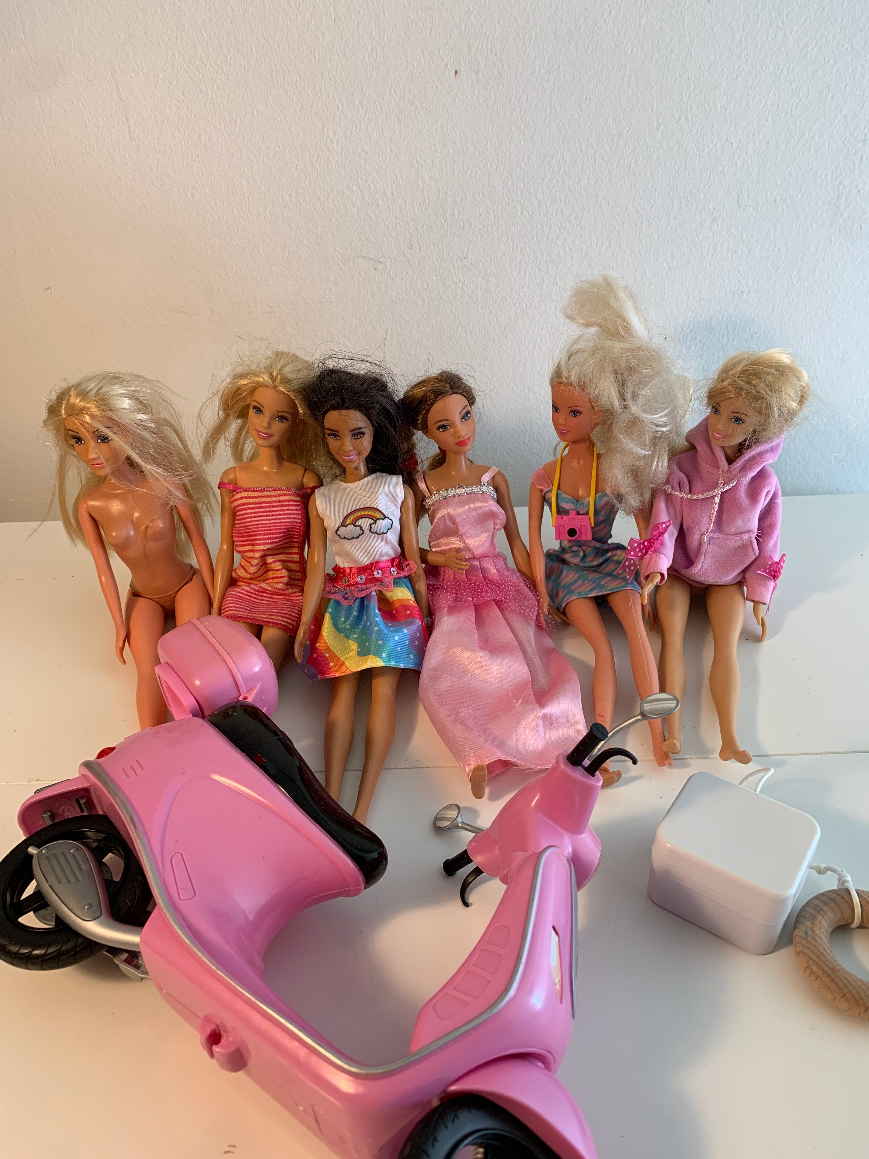 Barbie-dukkesett med rosa scooter