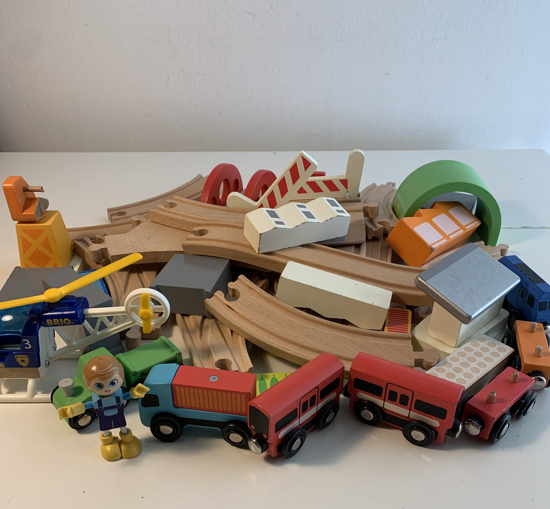 BRIO Togbane i tre med helikopter og figurer
