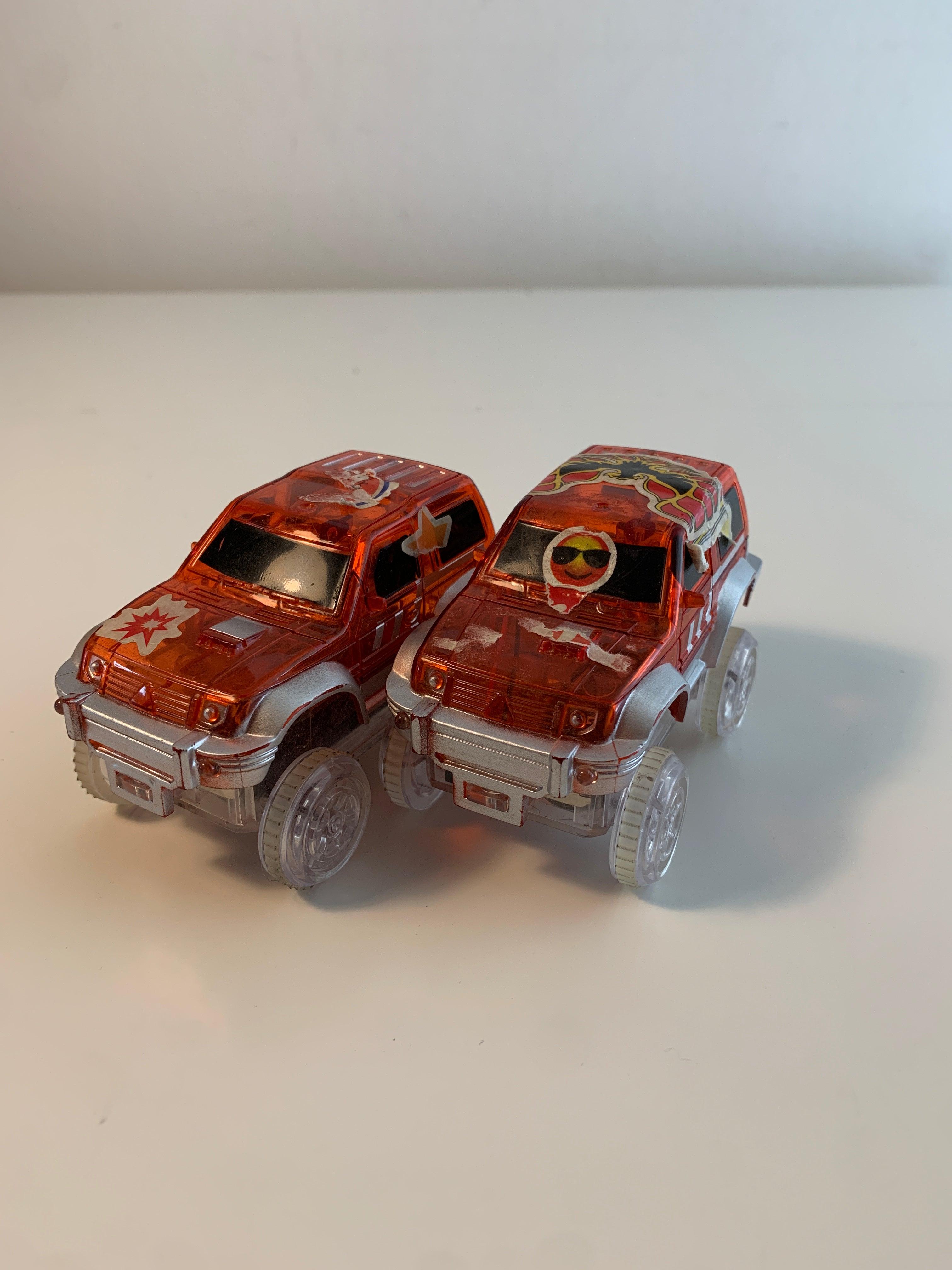 To transparente SUV leketøybiler
