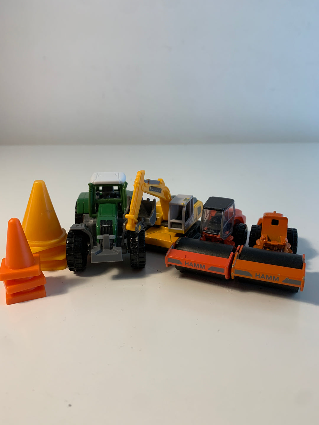 Siku Anleggsmaskiner og Traktor med kjegler
