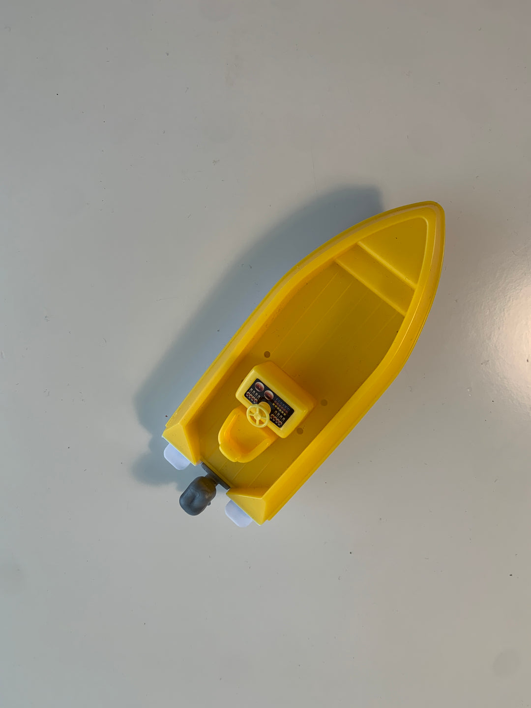 Gul lekebåt med påhengsmotor