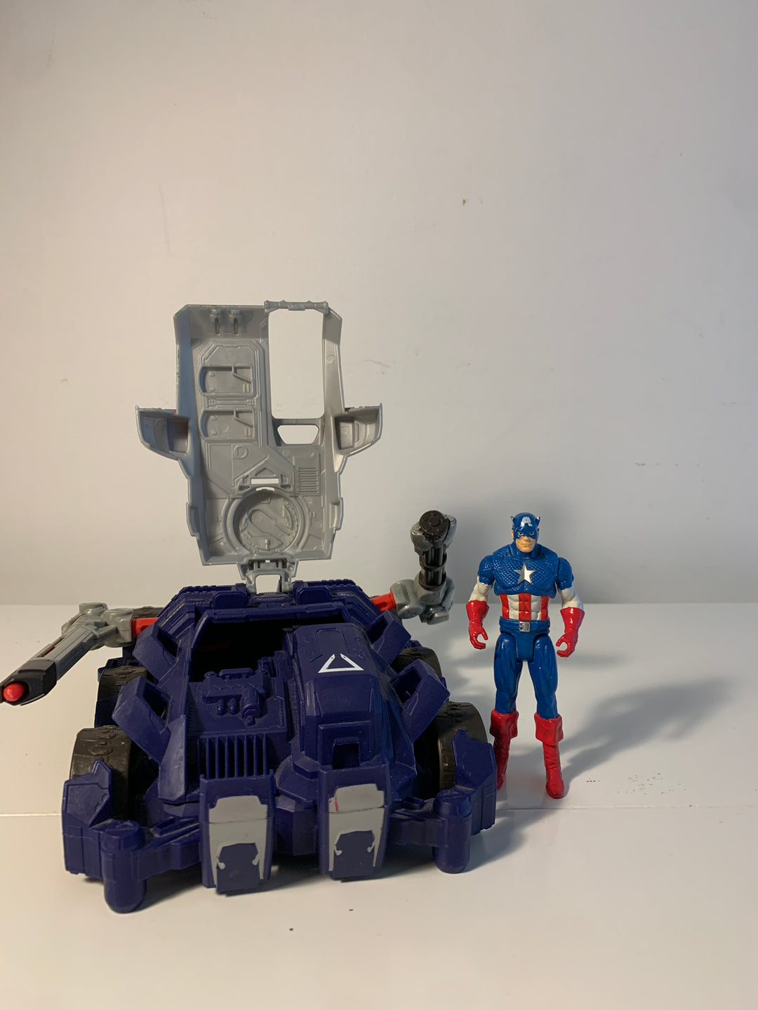 Batman kjøretøy med Captain America figur