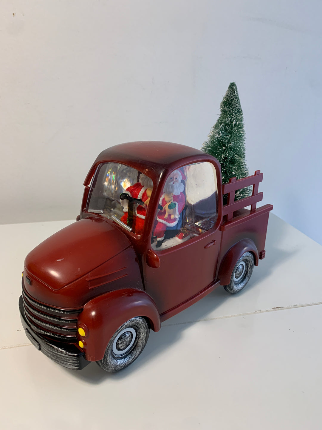 Julebil med nisse og juletre