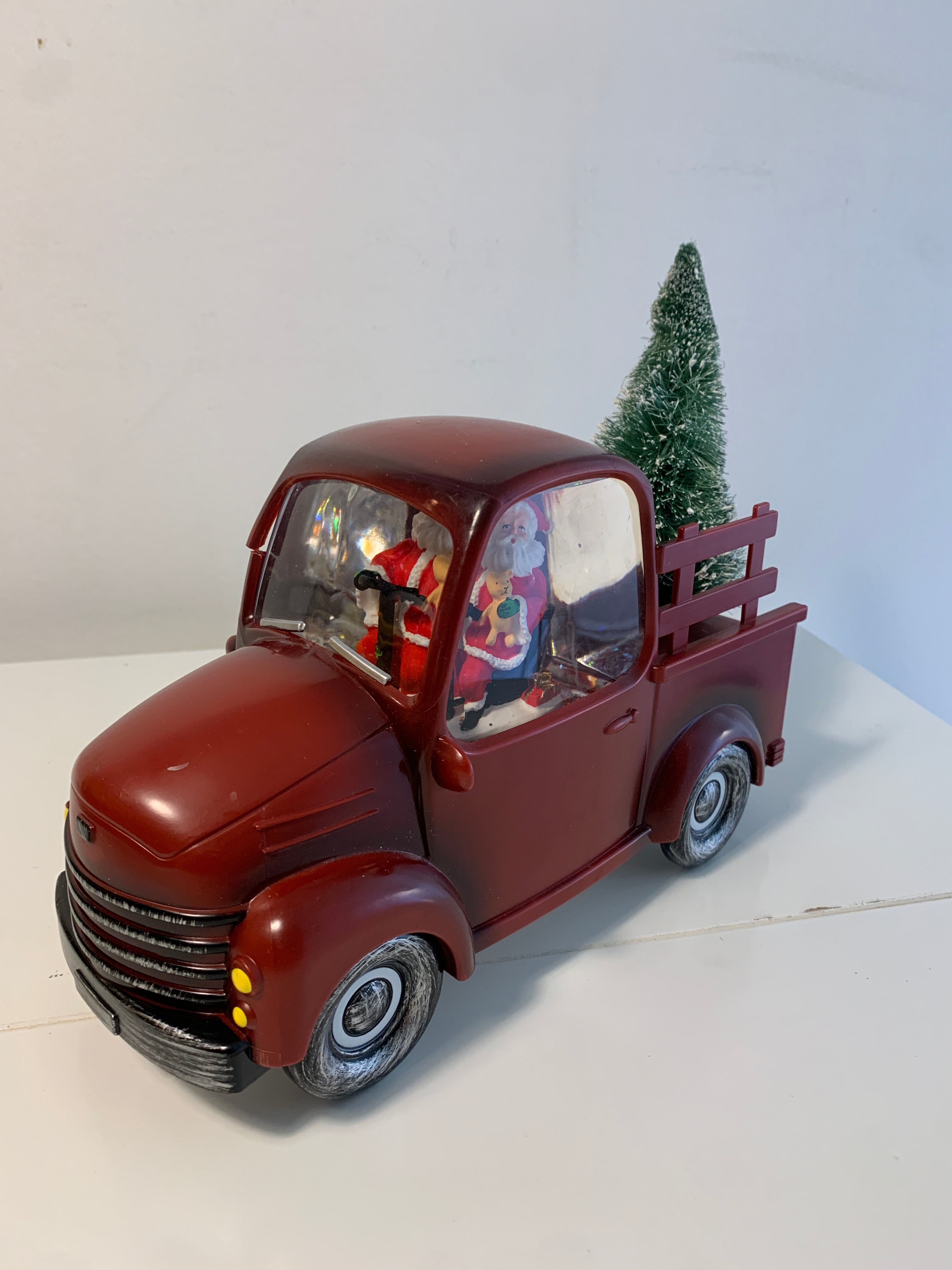 Julebil med nisse og juletre